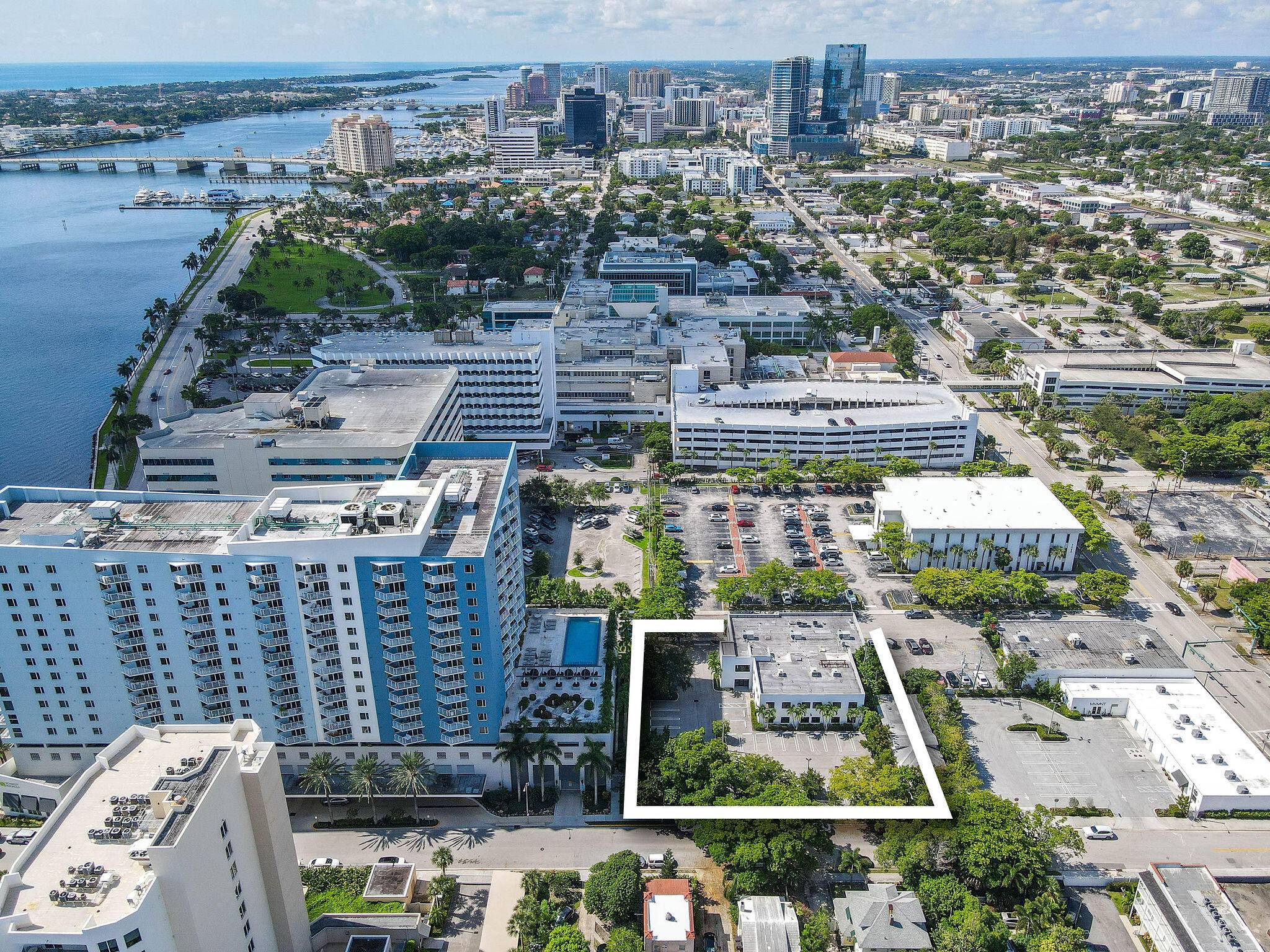 This impressive stand alone office building 13, 488 sqft on a 25, 495 sqft lot is conveniently located just off Flagler Drive, strategically positioned in the heart of West Palm ...