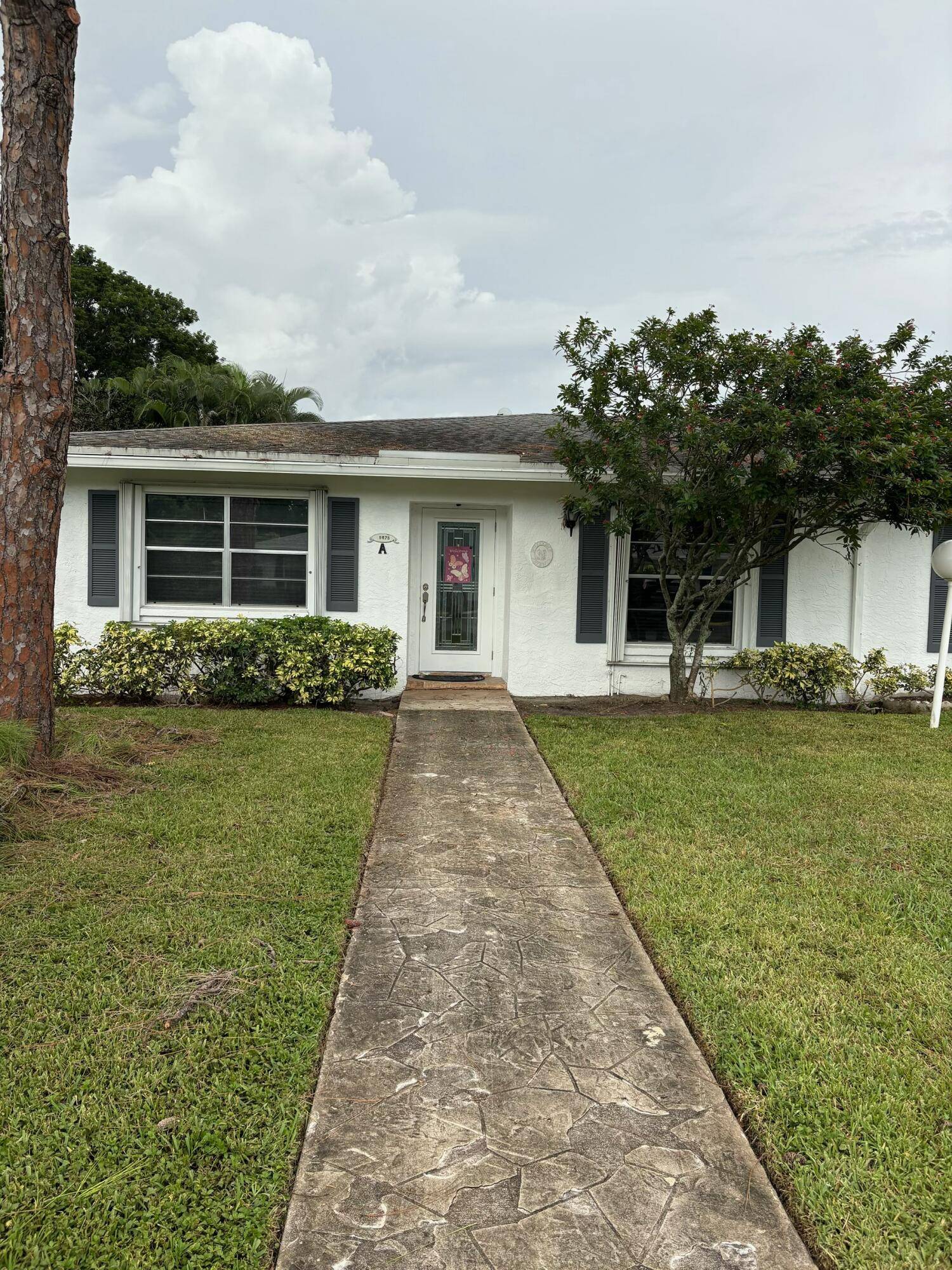 Don't miss this spacious corner villa unit with new roof, new elec panel, wtr heater 1 2 years new, AC 5 years new.