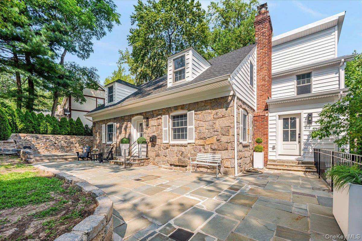 Welcome to 97 Station Rd located in the prestigious Village of Great Neck.