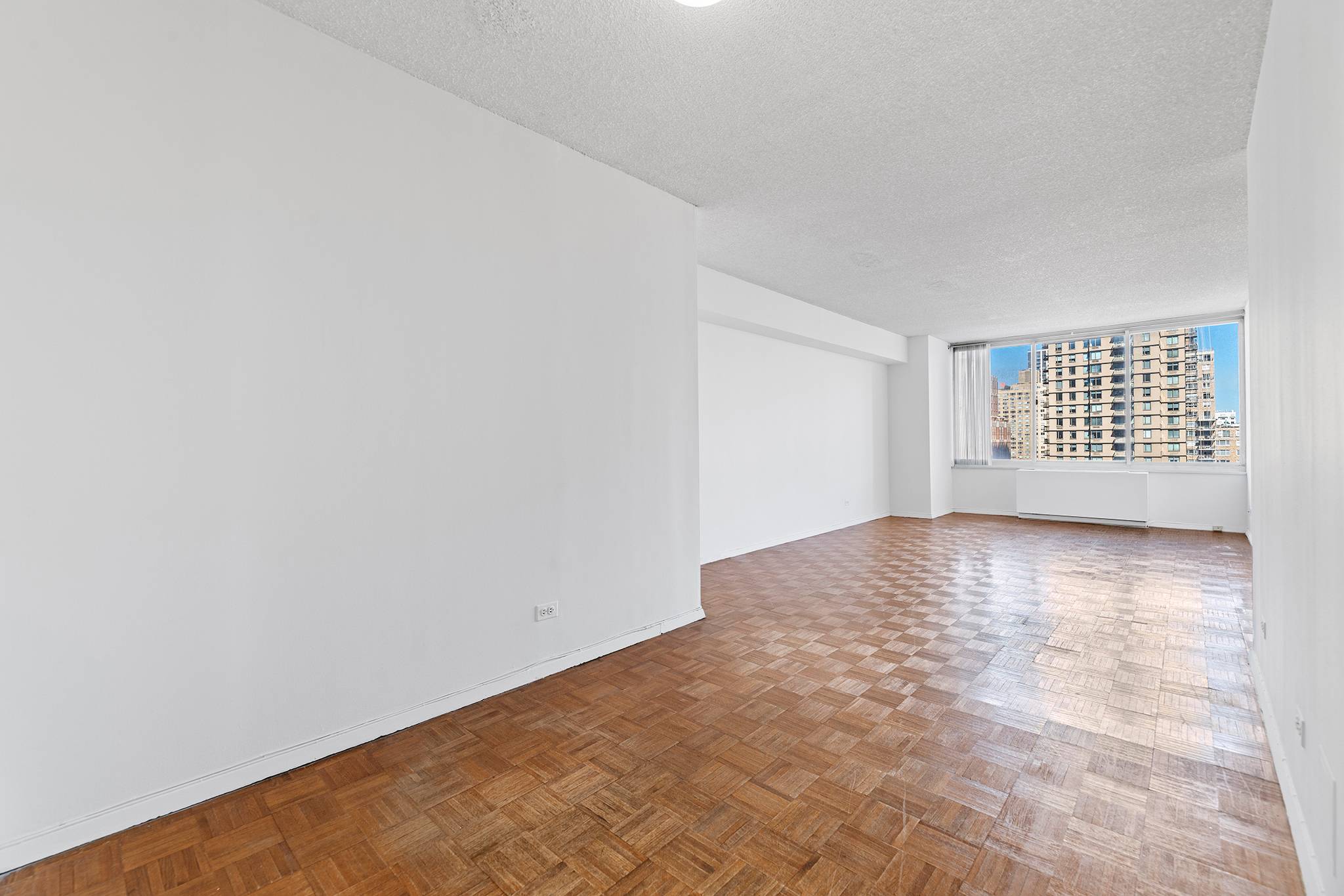 Enjoy coming home to this spacious and bright one bedroom in the full service Hampton House with Northern open city views from both the living room and the bedroom.