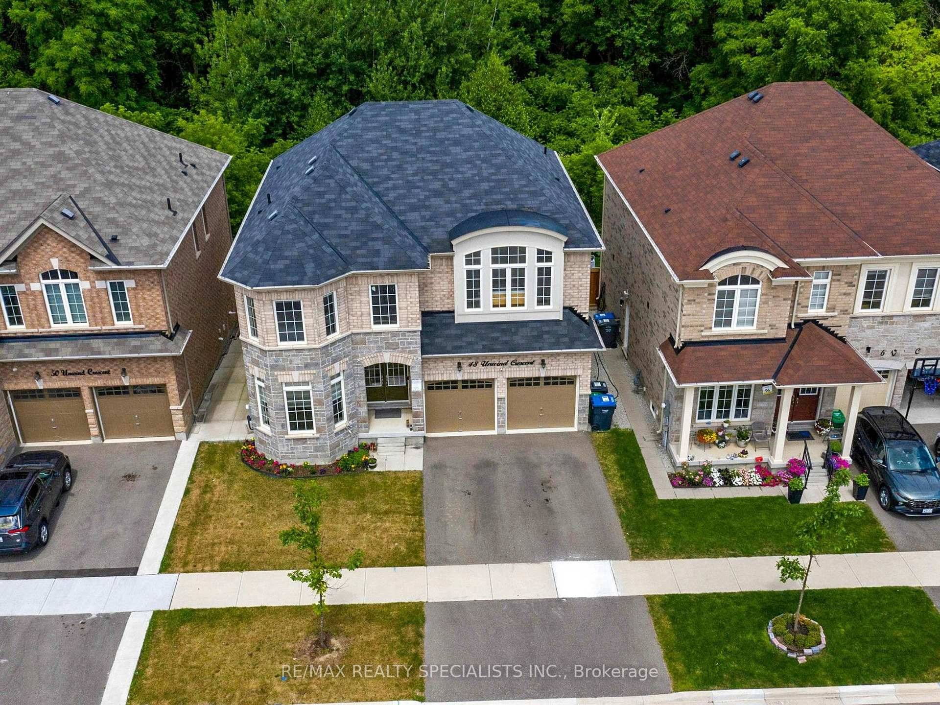 Luxury Living Backing onto Deep Ravine in Prestigious Credit Valley !