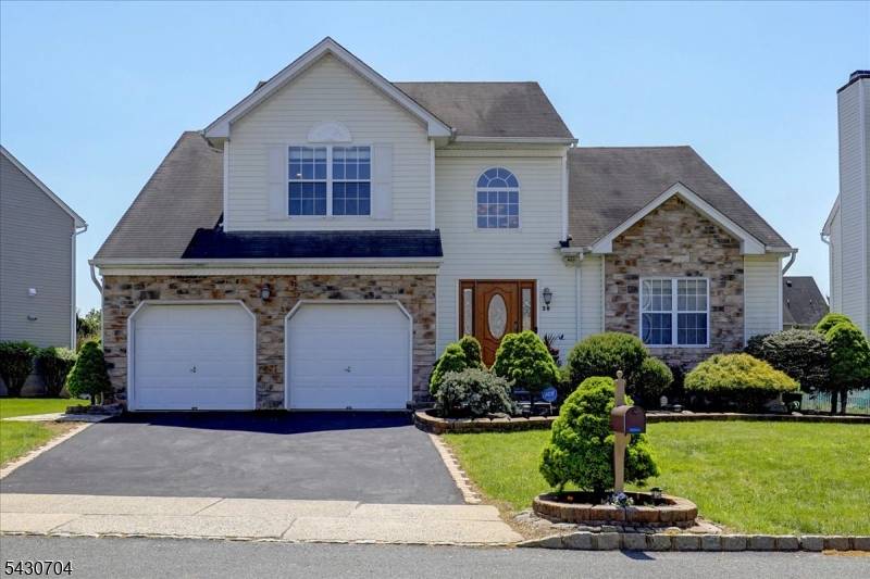 Welcome to 30 Francis Drive, a spacious and beautifully maintained 3 bedroom, 3.