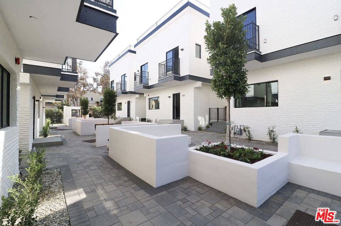 1247 S Plymouth 3BR La