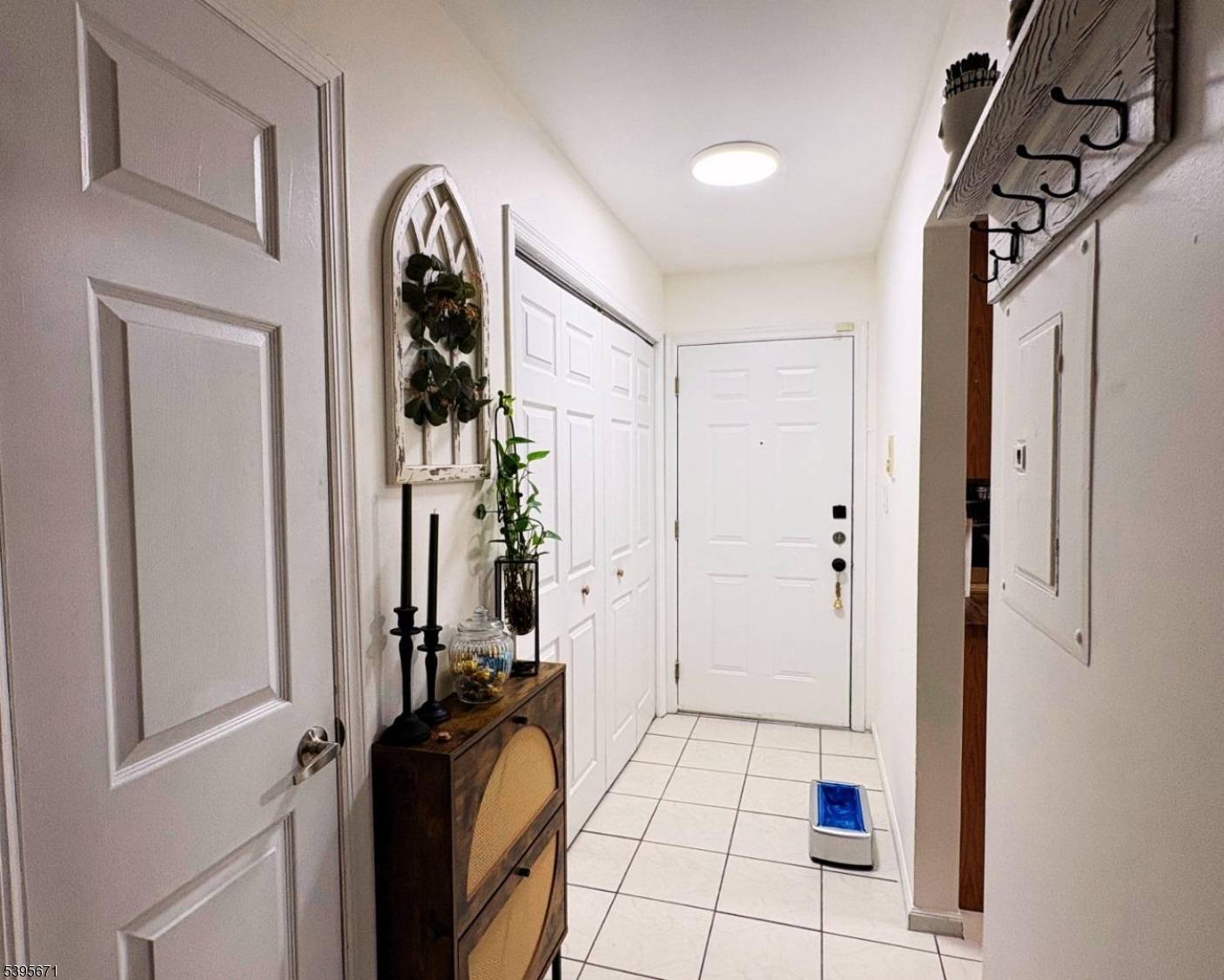 Welcome to this bright and spacious top floor apartment in the desirable Sunrise Manor.