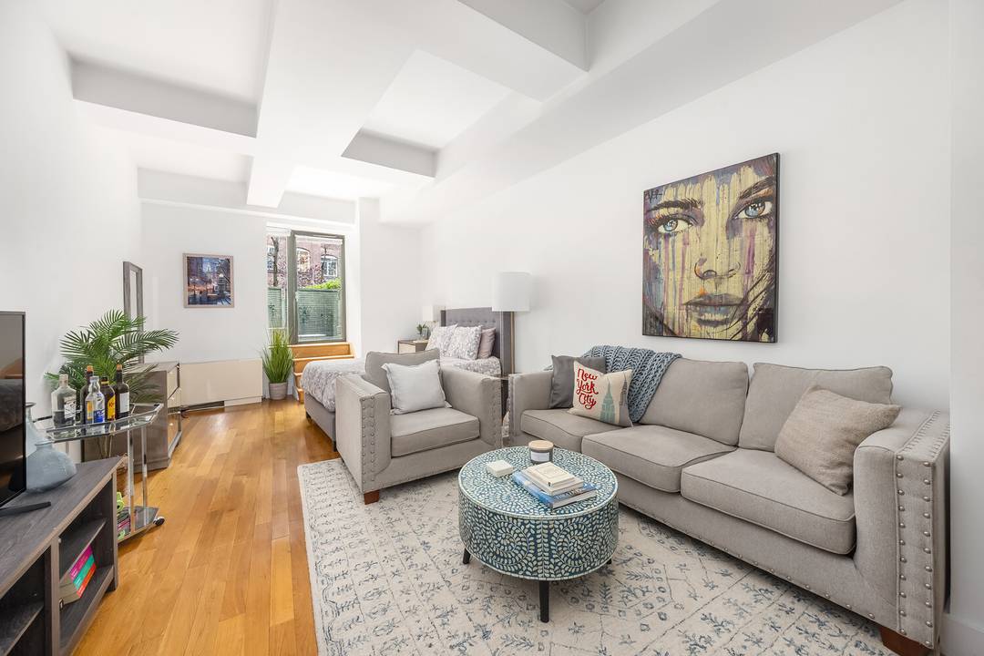 Welcome to your spacious studio at Deco Lofts, a full service, art deco condo that perfectly captures the vibrant downtown vibe !