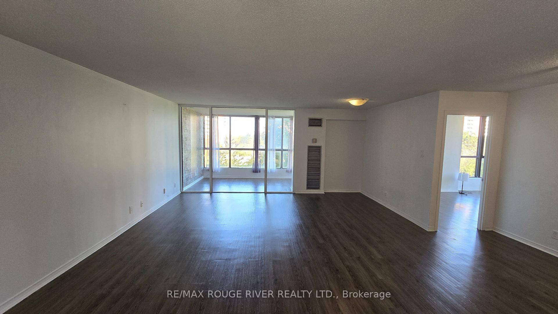 Stunning Corner Suite With 3 Bedrooms Solarium !