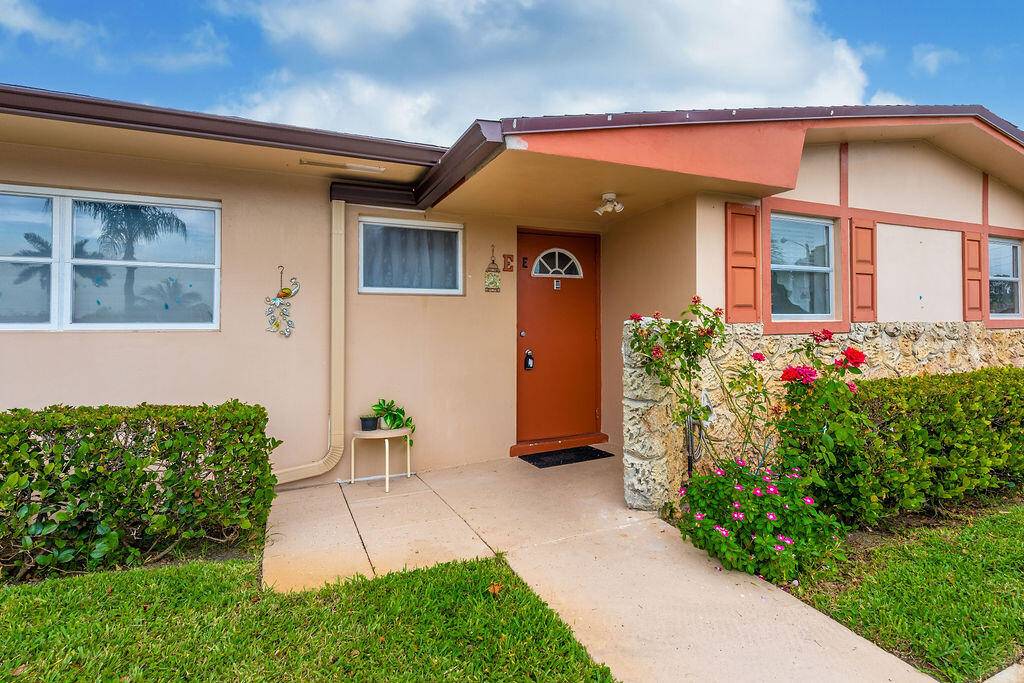 Charming 2 Bedroom, 2 Bath Condo in Cresthaven Villas !