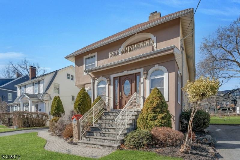 Welcome to this stunning 6 bedrooms, 3.