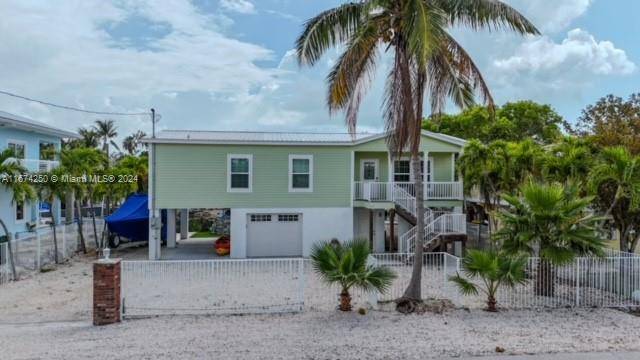 Discover the ultimate waterfront retreat in the heart of Islamorada, in the highly sought after neighborhood of White Marlin Beach.