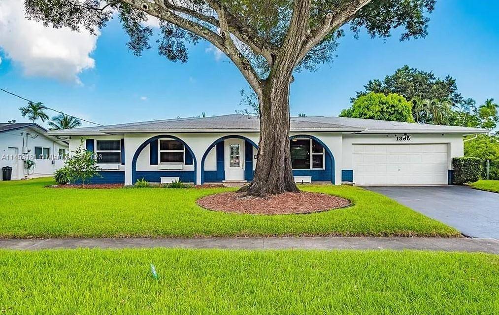Amazing 4 bedrooms plus 1 den, 2 baths family home in a great Plantation neighborhood.