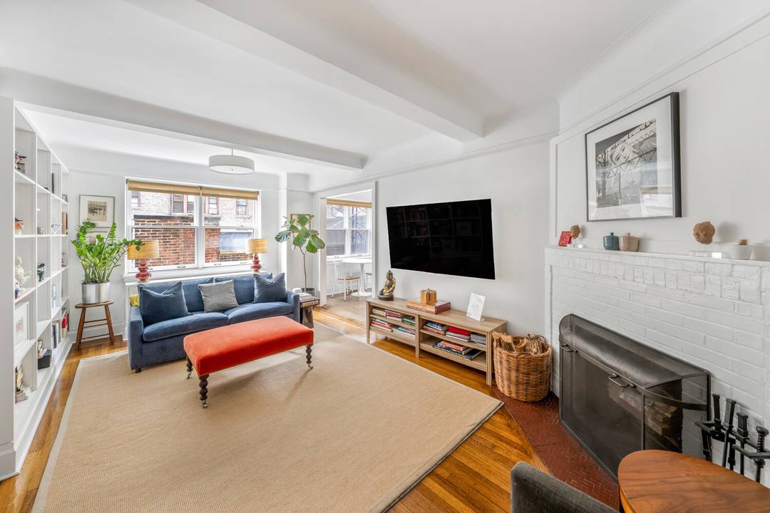 Prime Lower Fifth Avenue Fully Renovated Pre War One Bedroom Move right into this beautifully restored and meticulously renovated one bedroom residence, perfectly located on Lower Fifth Avenue in the ...