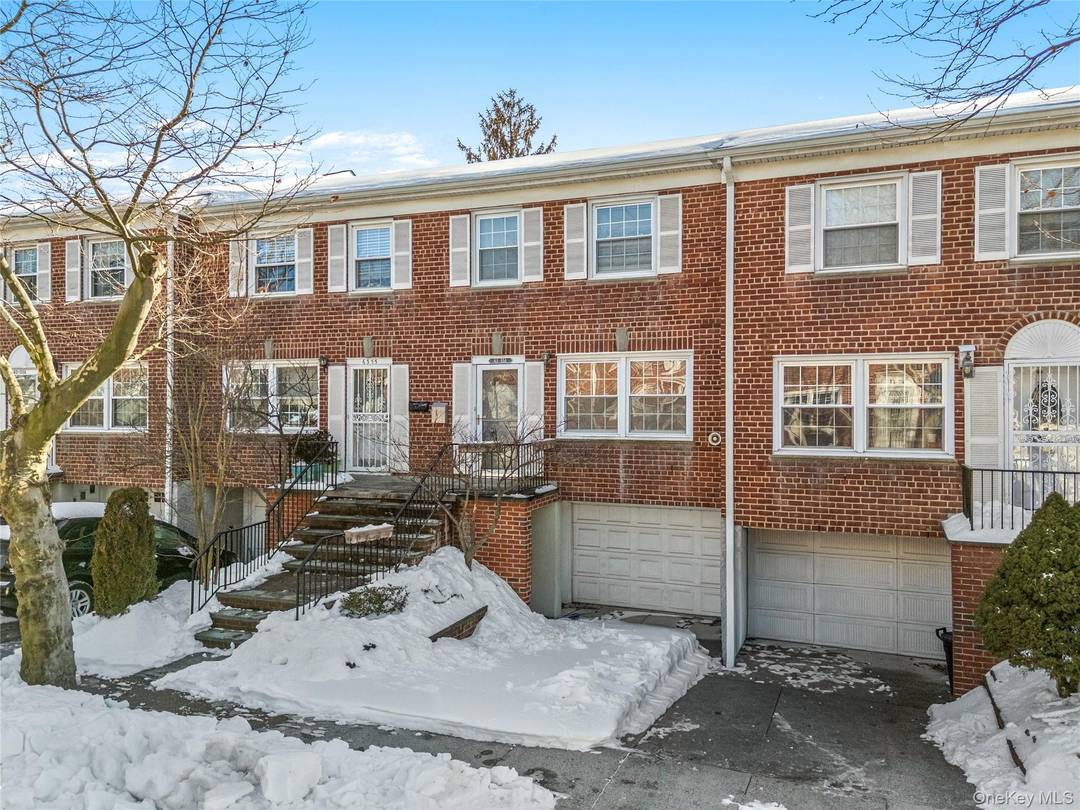 Sun filled, fully brick above ground 3 story townhouse with open front and rear exposure and desirable south facing orientation.