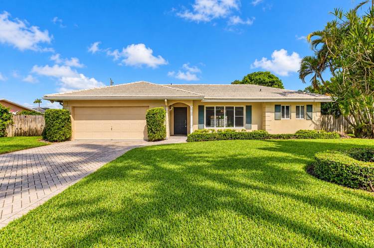 Spacious 3 2 single family home in East Boca's Paradise Palms.