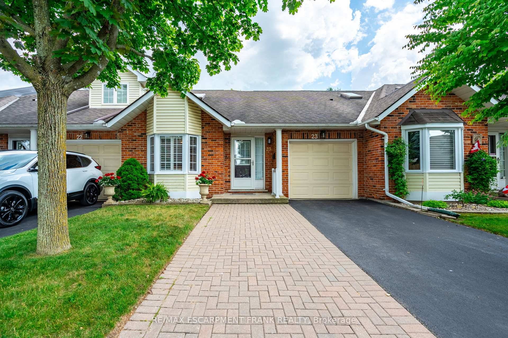 Beautiful Downsizing Opportunity in Ancaster !