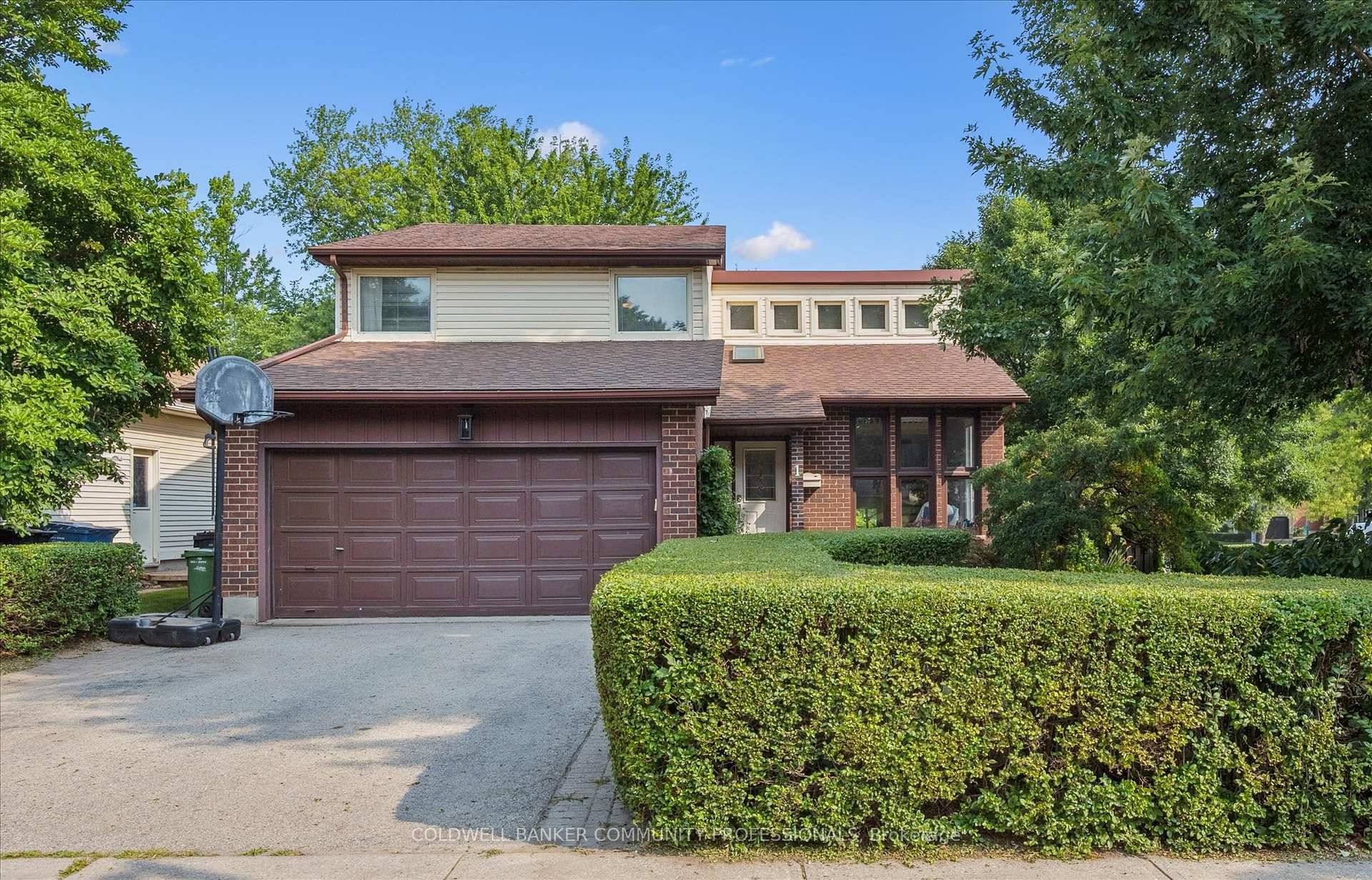 1 Thornhill is a bright and inviting home nestled in one of Guelph's most established, family friendly neighbourhoods.