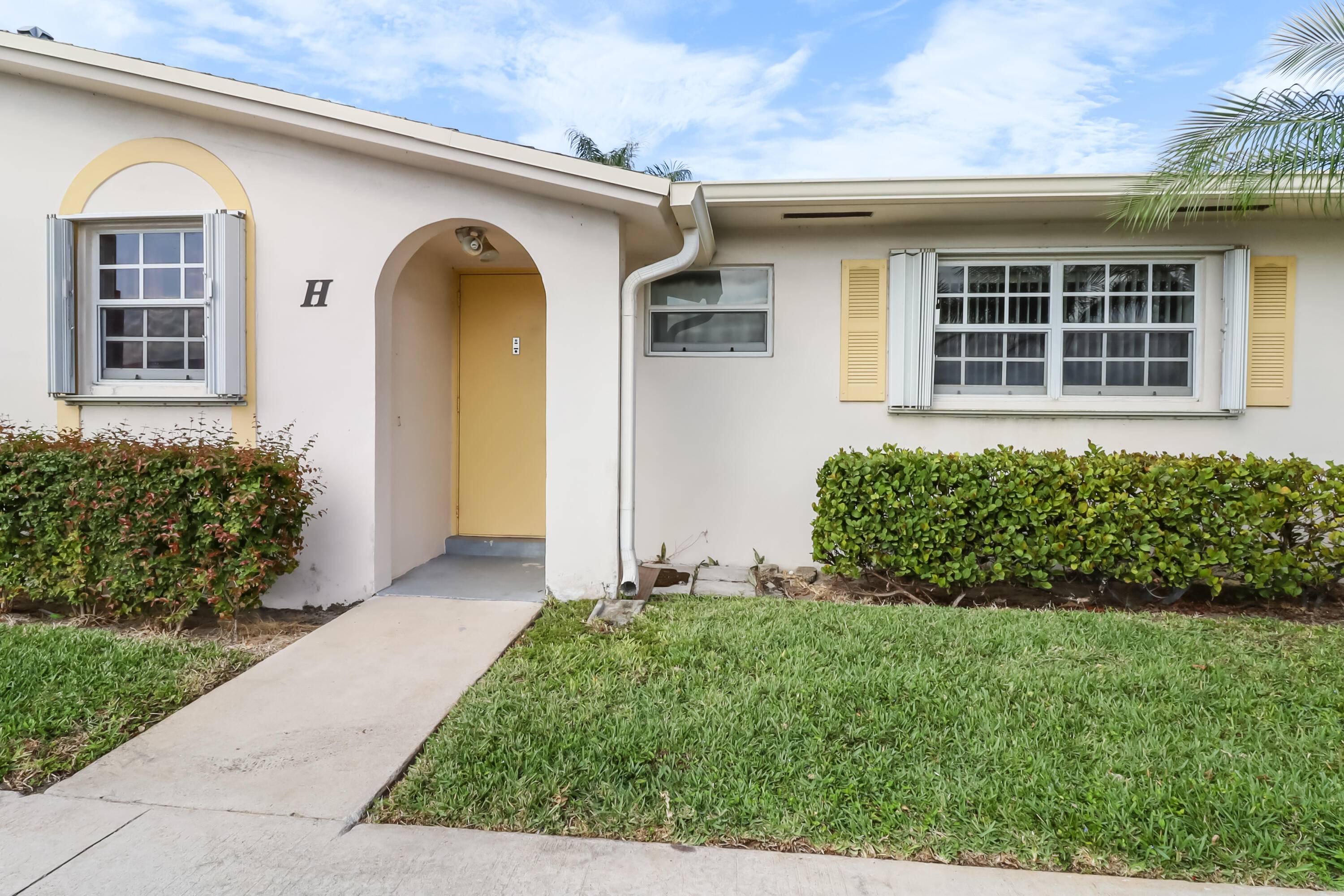 This charming 2 bedroom, 2 bathroom villa in Emory Villas, a desirable 55 community in Cresthaven, offers a comfortable and active lifestyle.