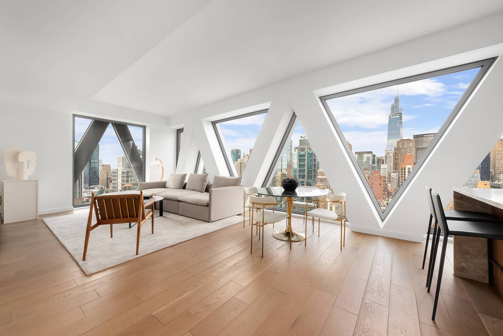 A blend of crisp, contemporary form with carefully considered function, the residences at 30 East 31st Street represent the pinnacle of quintessential Manhattan living.