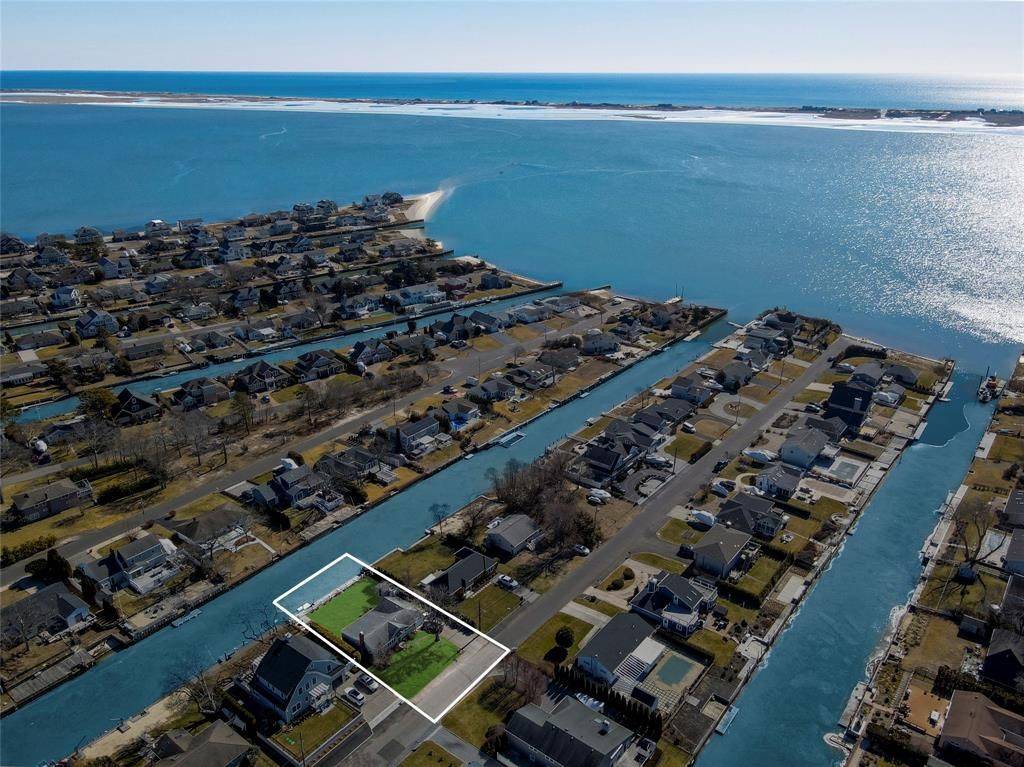 Boat Lovers Summer Getaway in highly desired Shinnecock Shores!