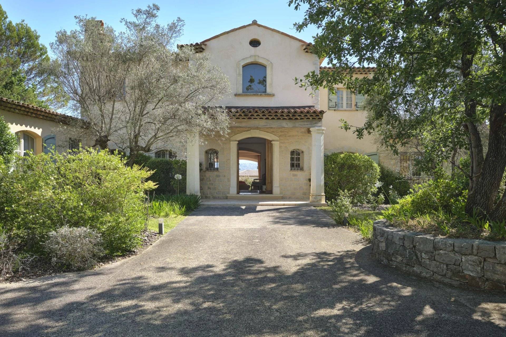 Beautiful Provence-style villa in Terre Blanche Golf Estate