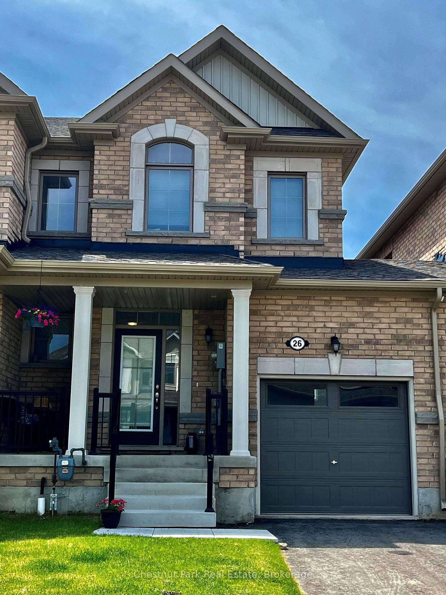Welcome to bright and spacious freehold townhouse in a family friendly neighborhood just minutes from the many amenities in Collingwood and The Blue Mountains.