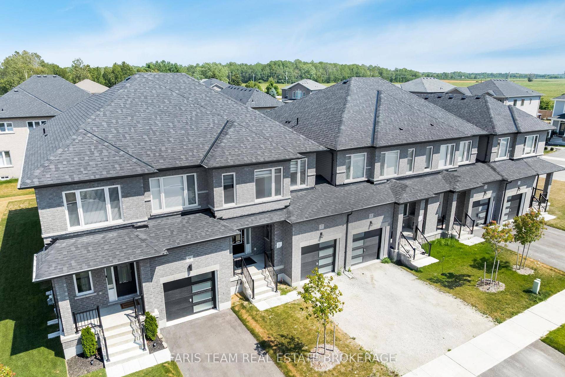 Top 5 Reasons You Will Love This Home 1 Dont miss your chance to call this home, move in ready three bedroom townhouse nestled in the vibrant heart of Wasaga ...