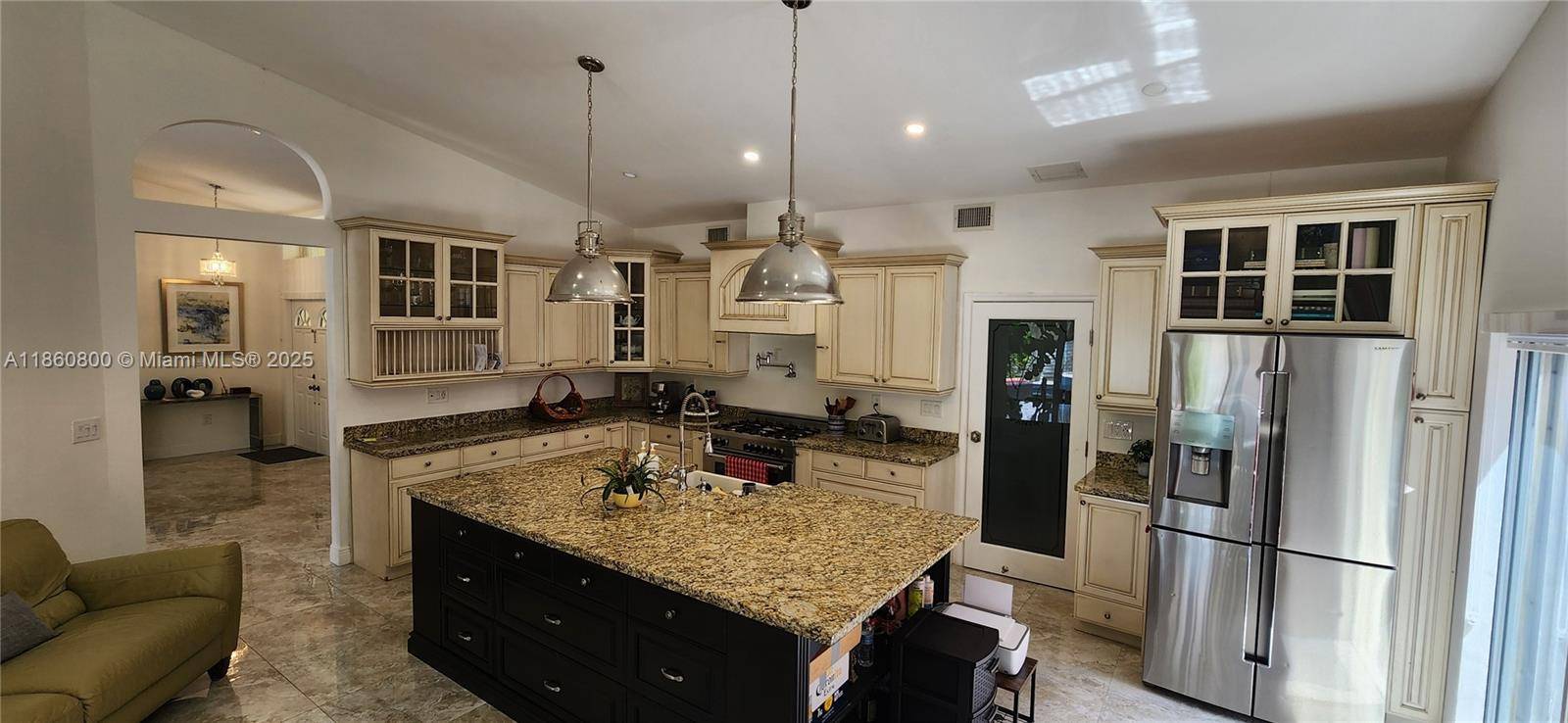 NEW LISTING NEW TERMS THIS ELEGANT AND SPACIOUS SINGLE FAMILY POOL HOME, HAS 3 BEDROOM, 2 BATHROOM amp ; DOUBLE GARAGE.