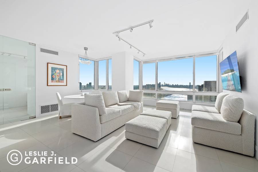 Triple mint 2 bedroom 2 bathroom residence with bright light, abundant space, and magnificent views.