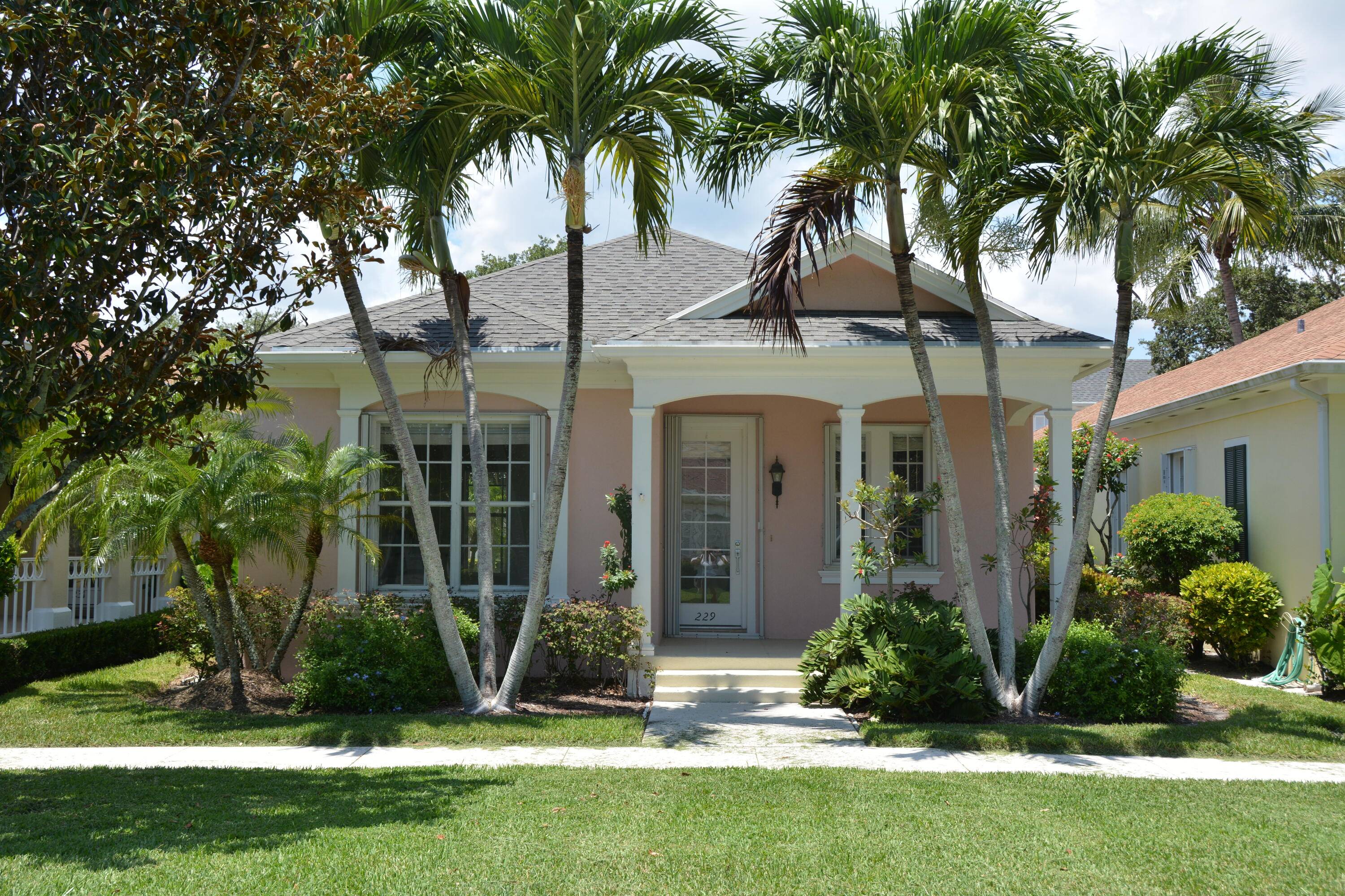 Adorable 2 BR 2 BA with fabulous park location.