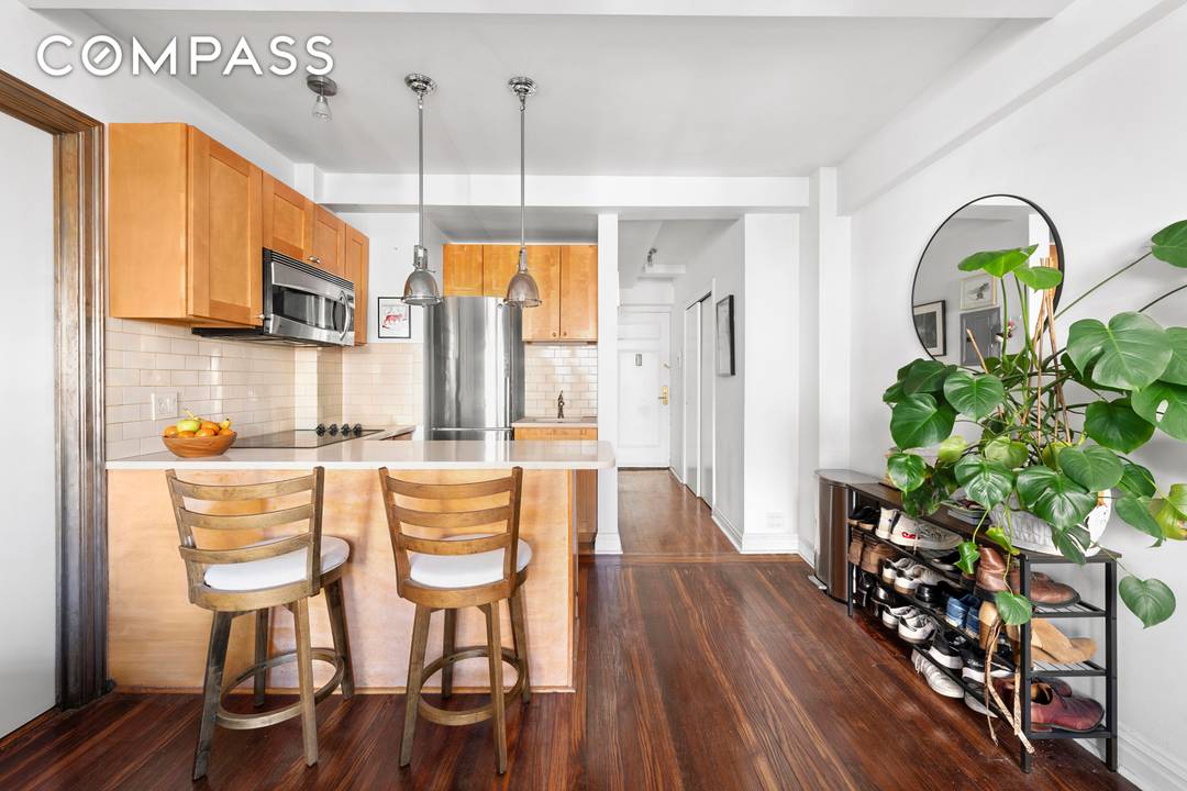 Residence 1611 at 25 Tudor City Place is a charming one bedroom, one bath home with breathtaking views of Midtown s skyline.