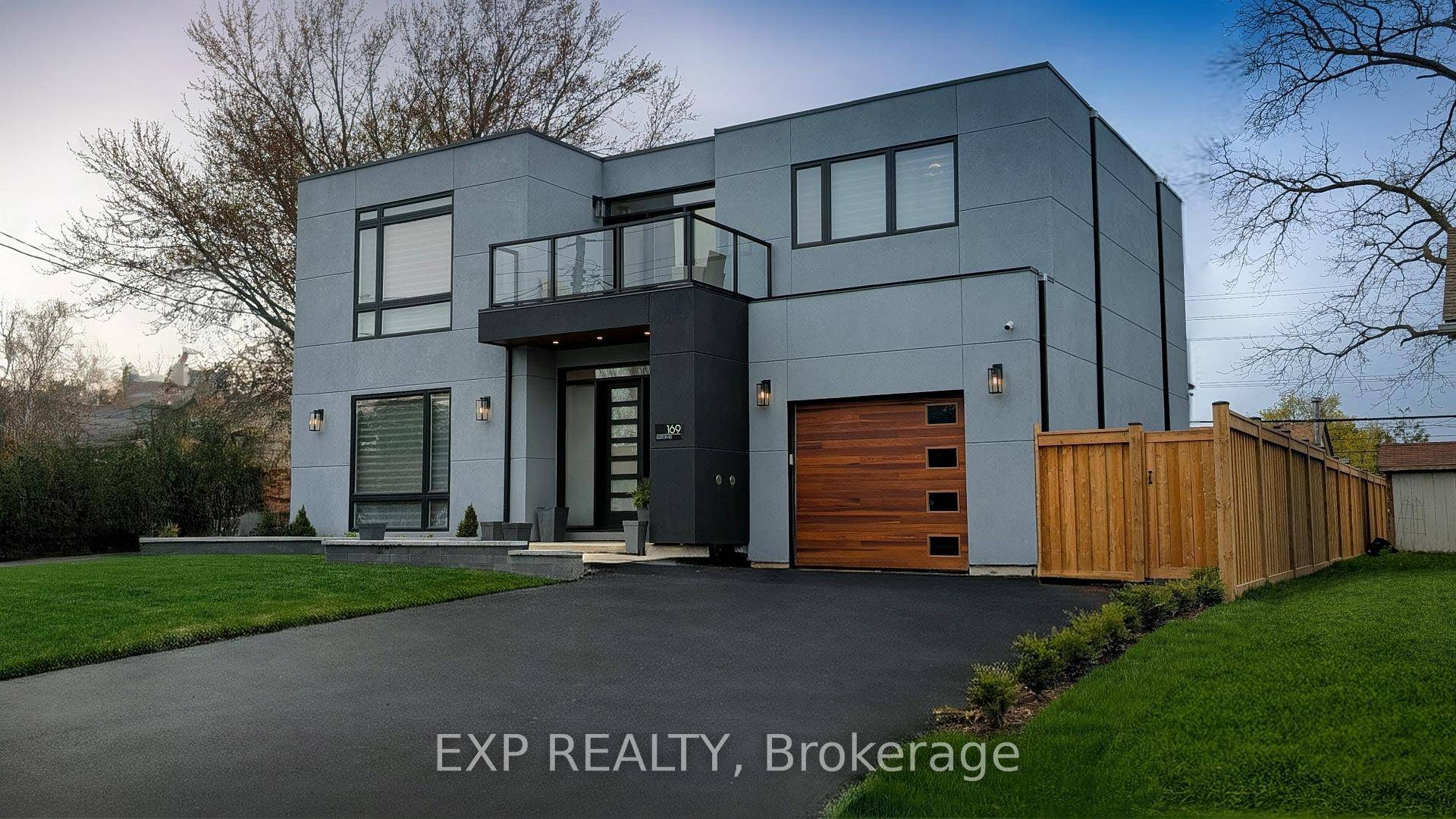 Situated on the border of Oakville and Burlington, 169 Euston Rd lies in the highly sought after Elizabeth Gardens neighbourhood just a 5 minute walk from the lake !