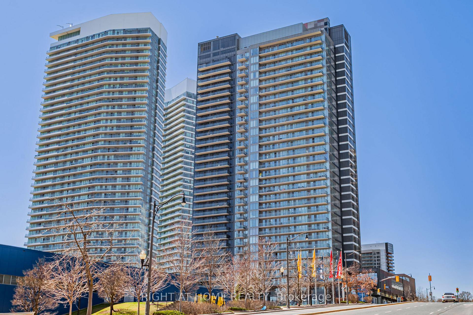 Move in condition, spacious open concept 1 Bedroom Den w Balcony.