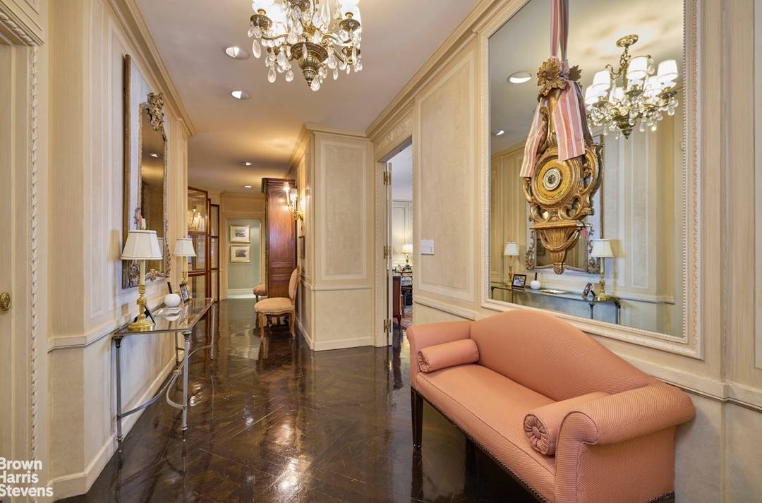 Elegant Corner 7 Rooms in Prime Midtown Location From the 14th Floor of one of Park Avenue's most distinguished white glove cooperatives, this grand residence enjoys a gracious layout, soaring ...