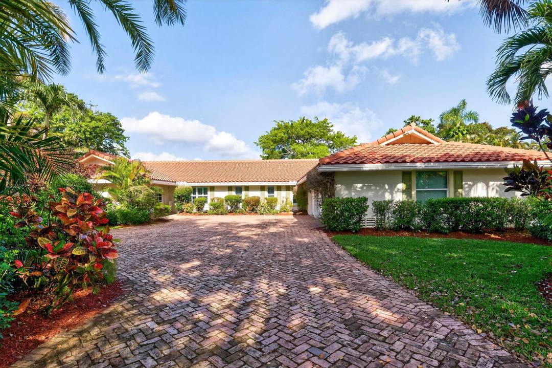 Exquisite. 83 acre estate, located in cul de sac, lake front, point lot, providing breathtaking water views !