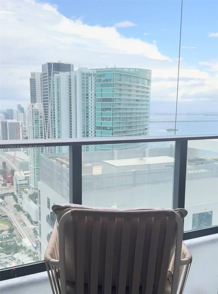 This modern 1 bed amp ; 1 bath condo is featuring comprehensive five star amenities including concierge service, on site dining, spa facilities, fitness centers ideal for those seeking a ...
