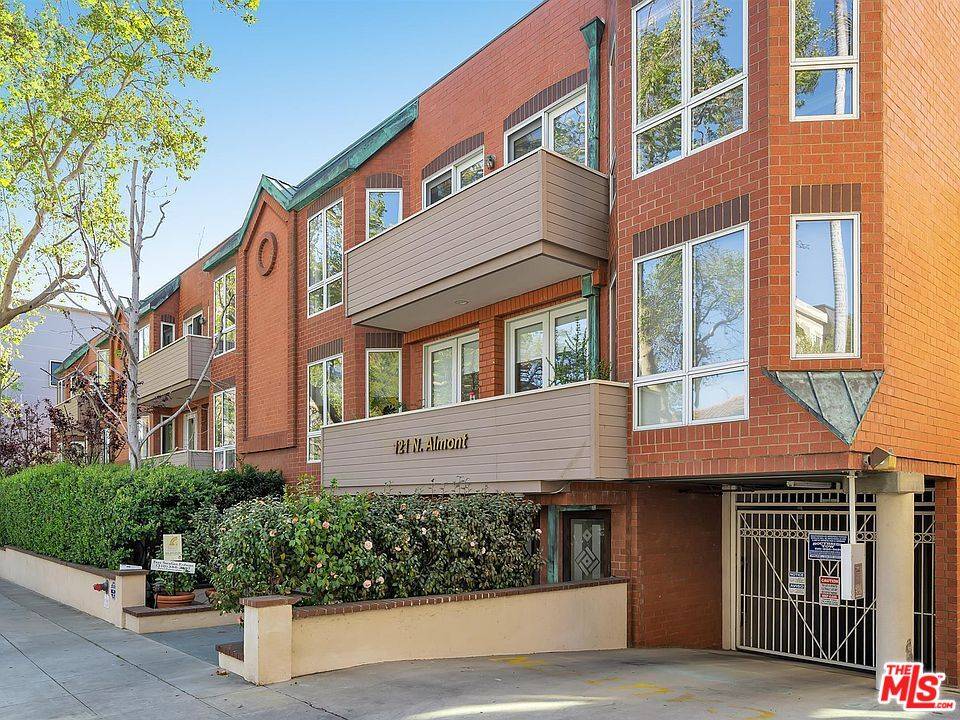 121 N Almont Dr 2BR Beverly Grove La
