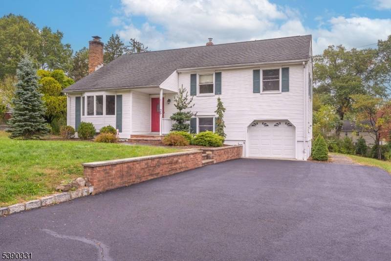This move in ready split level home blends comfort, space, and curb appeal !