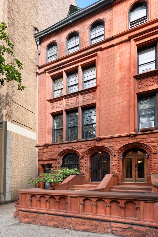 Picturesque and Highly Desirable Single Family TownhouseHistorical Charm Steps from Riverside ParkRomanesque Revival and English Renaissance styles were merged to create a truly charming townhouse dating back to 1890.