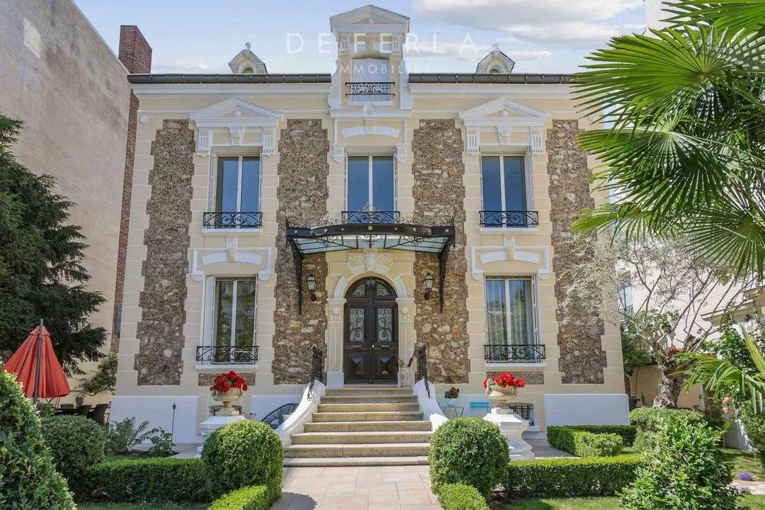 Propriété d’exception avec piscine intérieure à proximité des bords de Marne