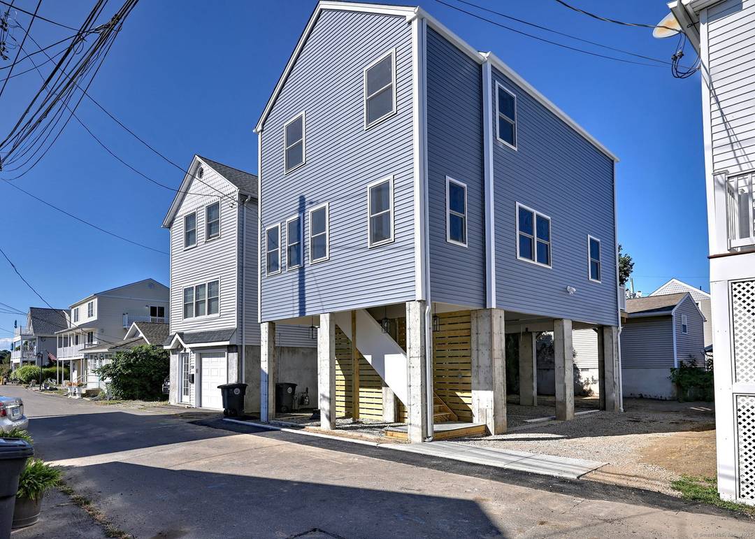 Welcome to this stunning 3 bedroom, 2.