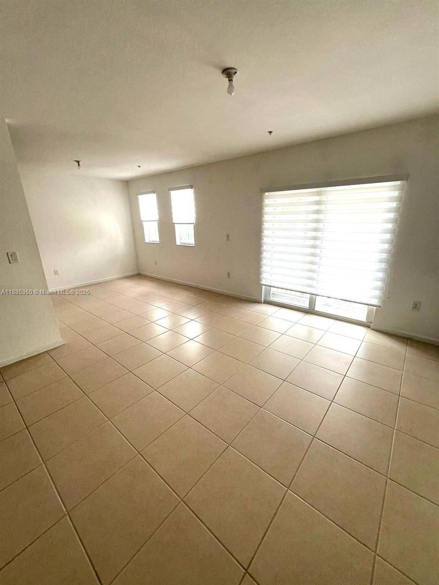 GREAT FOR INVESTORS ! IMPECABLE CONDO IN DORAL, 2 STORY WITH 3 BEDROOMS 2.