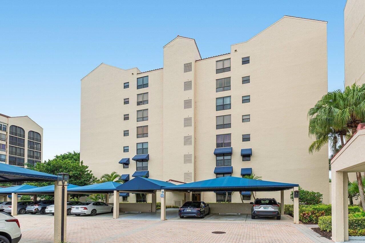 Stunning and spacious 3BD 2BA penthouse condo in the highly desirable Regency at Boca Pointe.