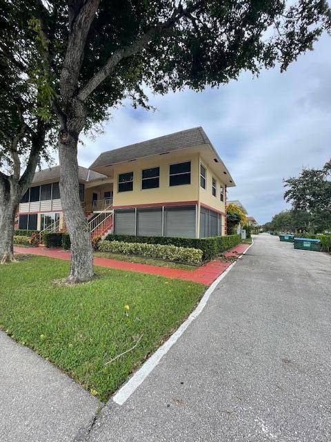 Well maintained spacious ground floor corner unit located to close proximity to Haverhill security gate, a 5 min.