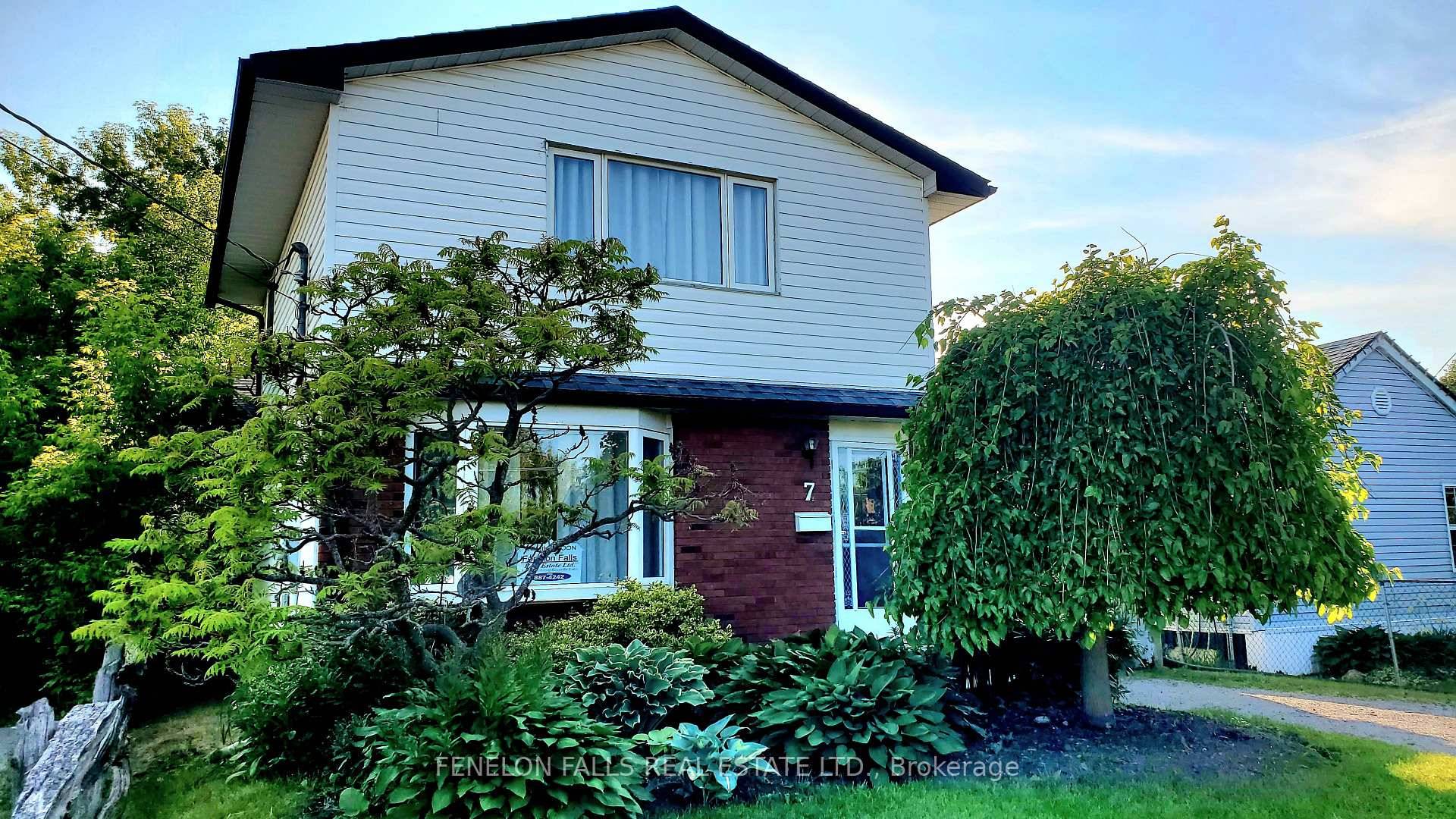 This unique split level in Lindsay is a perfect set up for large families, muti generational living or live here with privacy and rent rooms to help with expenses.