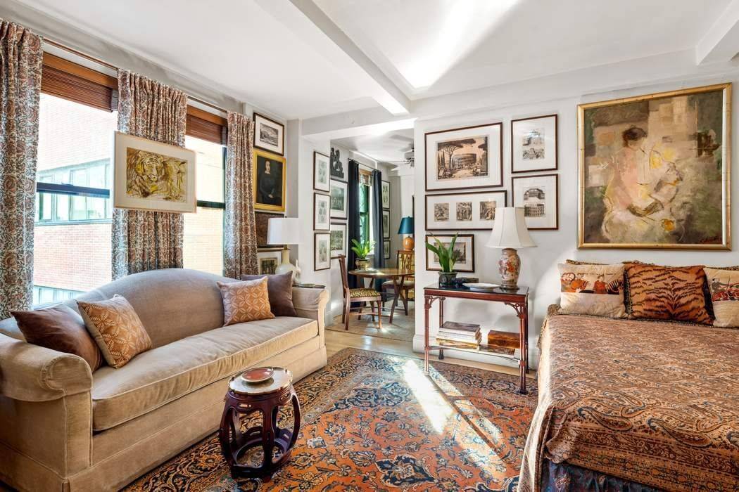 Nestled in the heart of Lincoln Square mere steps from Central Park, this three room studio exudes style and charm amidst the epicenter of New York City's cultural hub.