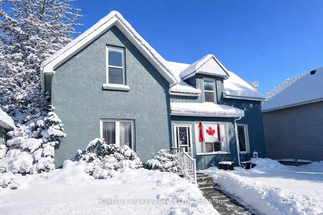 This LEGAL DUPLEX is an amazing opportunity for investors or anyone looking to enter the housing market and would like to supplement their mortgage payment !