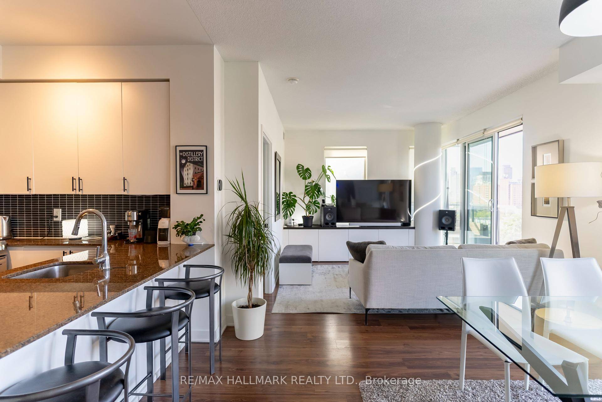 Welcome to this bright and spacious 990 sq ft south west corner suite with a 136 sq ft balcony, offering one of the building's most functional layouts.