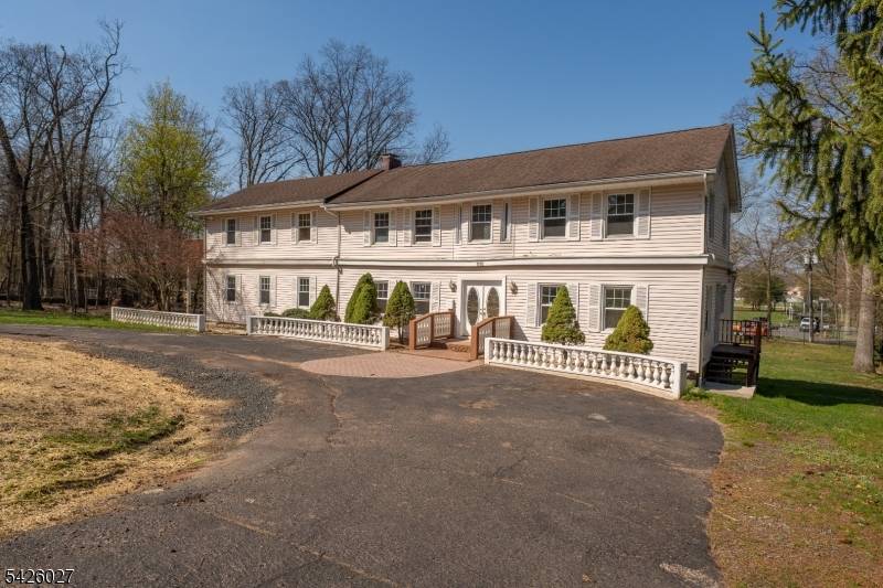 Spacious Colonial home in Plainfield ?