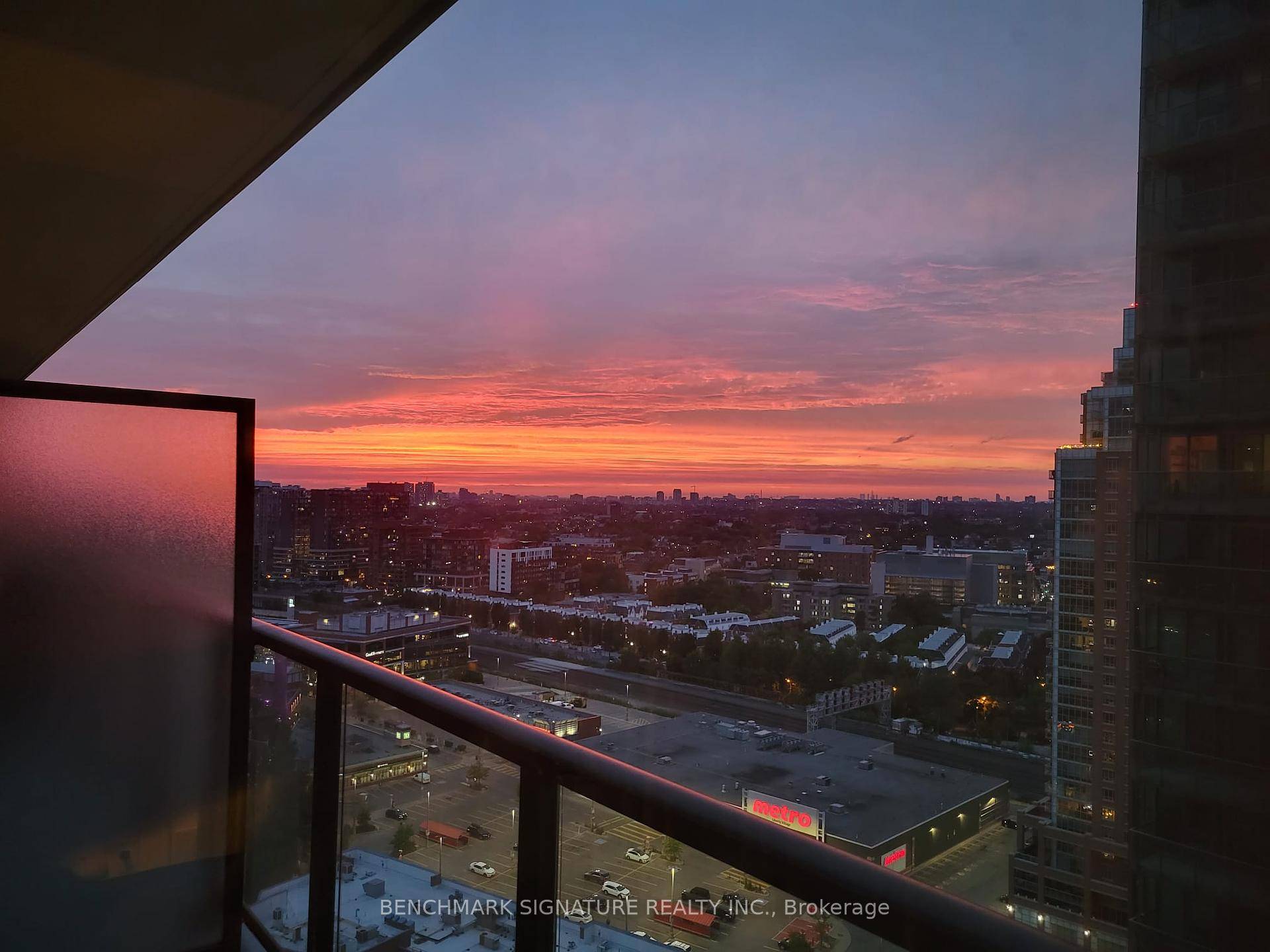Live the ultimate downtown lifestyle in Liberty Village, one of Toronto's most vibrant and connected neighbourhoods !
