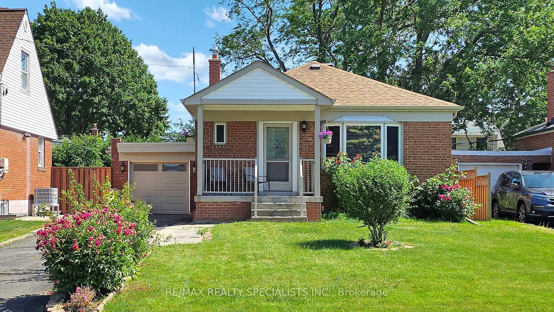 Charming Bungalow with Great Backyard in Prime Toronto Location Welcome to 21 Orlando Blvd a beautiful 3 1 bedroom, 2 bathroom detached bungalow nestled in a family friendly neighbourhood near ...