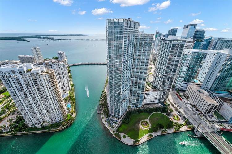 STON MARTIN RESIDENCES MIAMI Impeccably designed 3 bedroom den, plus service quarters, 5.